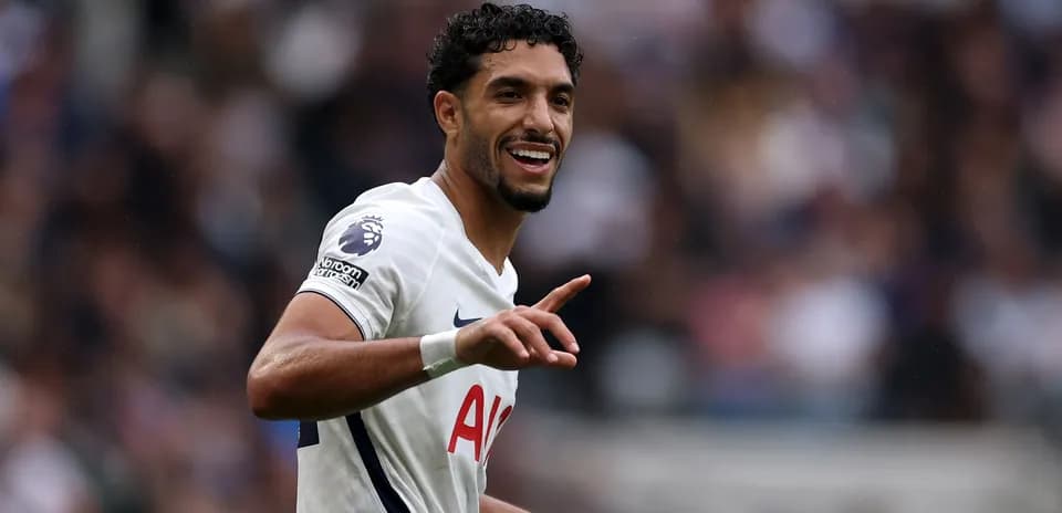 Jugador de Tottenham celebrando con gesto durante partido