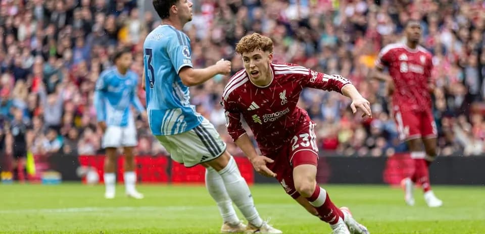 Jugador de Liverpool corriendo tras el balón