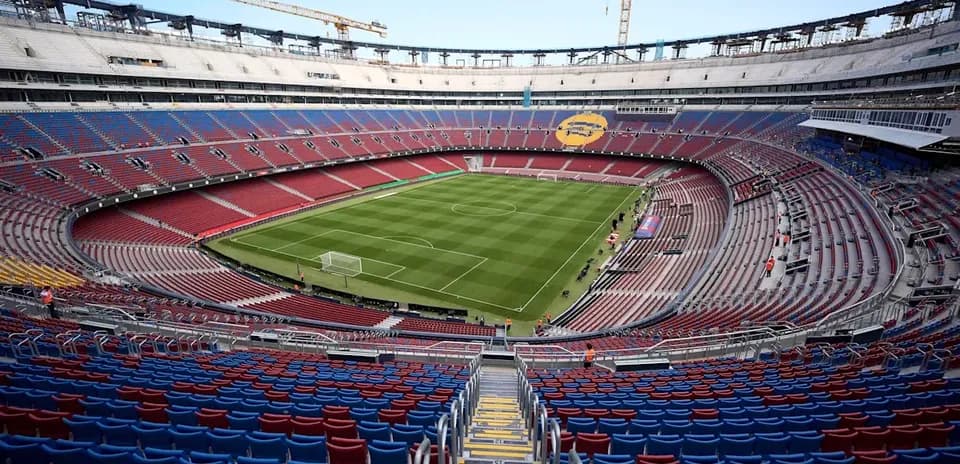 Estadio con campo de fútbol y gradas vacías