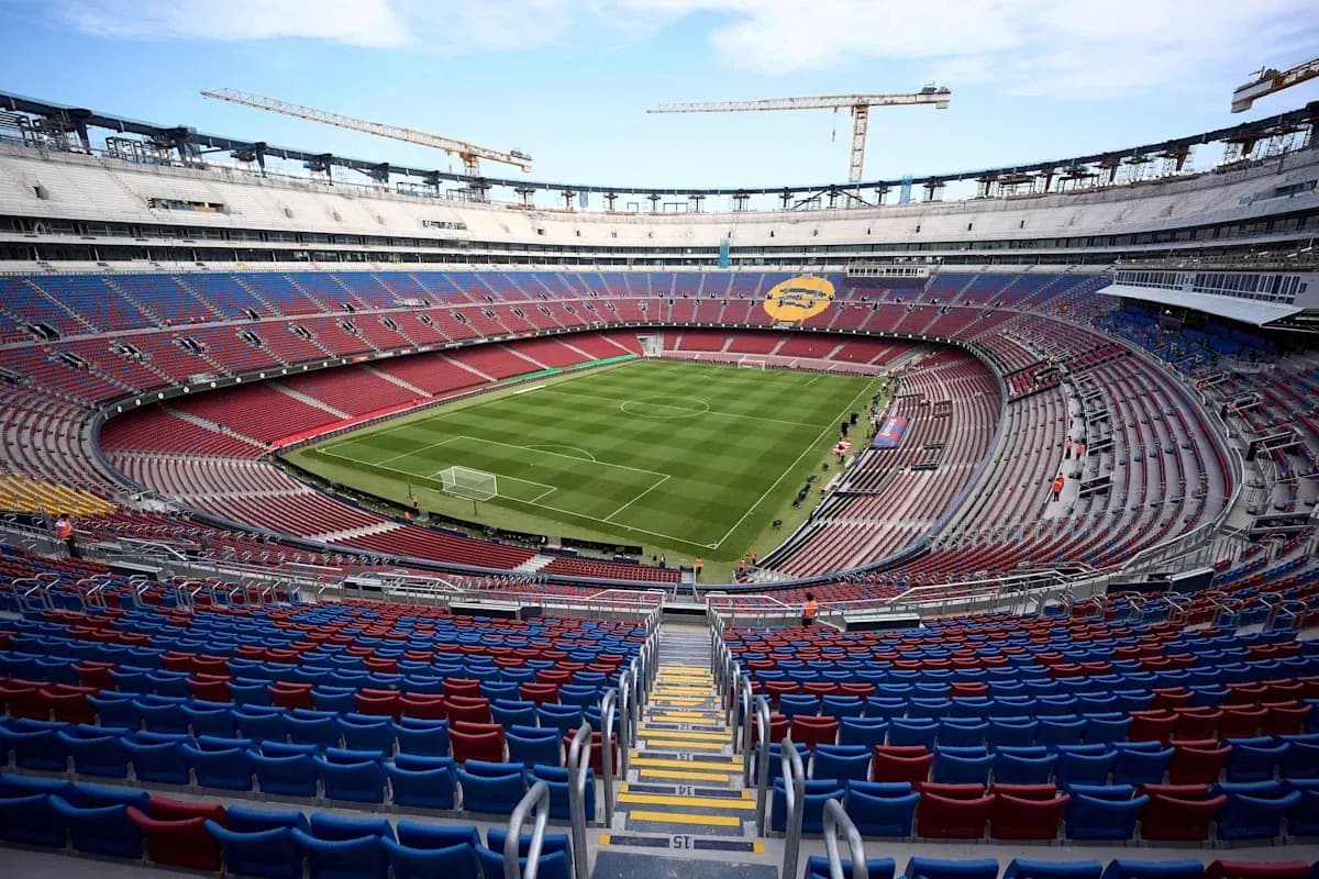 Estadio con campo de fútbol y gradas vacías