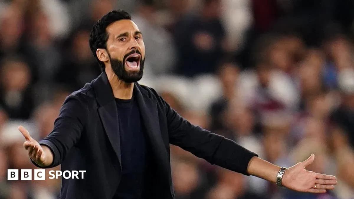 Entrenador gesticulando durante el partido en el banquillo