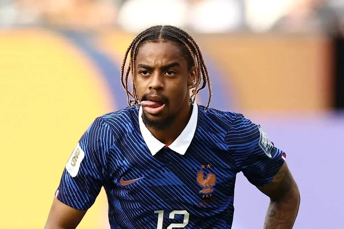 Jugador de Francia corriendo durante el partido