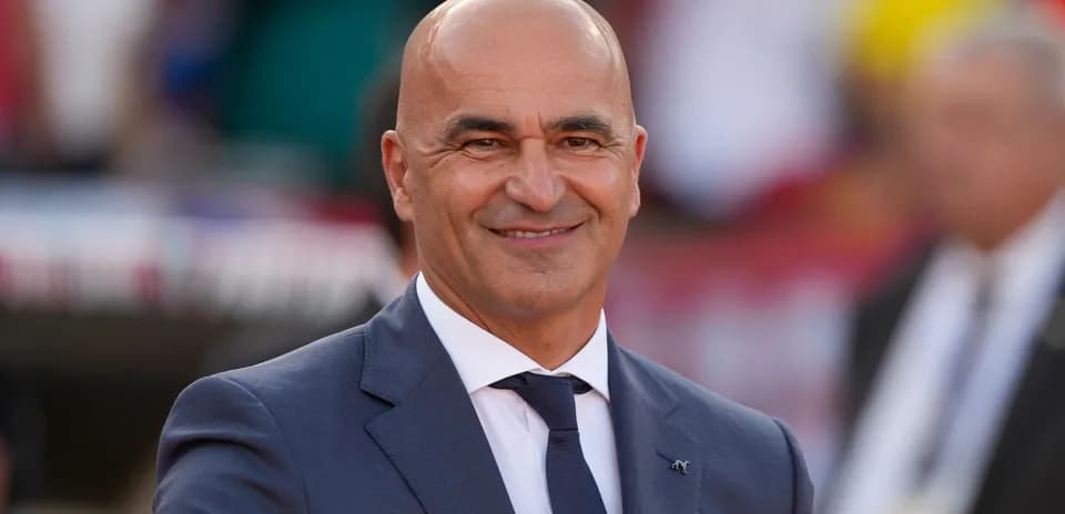 Entrenador sonriente en un evento deportivo