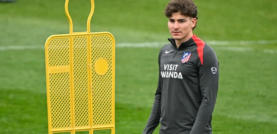 Jugador de Atlético de Madrid en entrenamiento con un maniquí