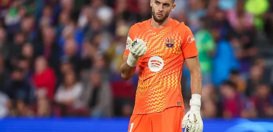 Portero de Barcelona en acción durante el partido