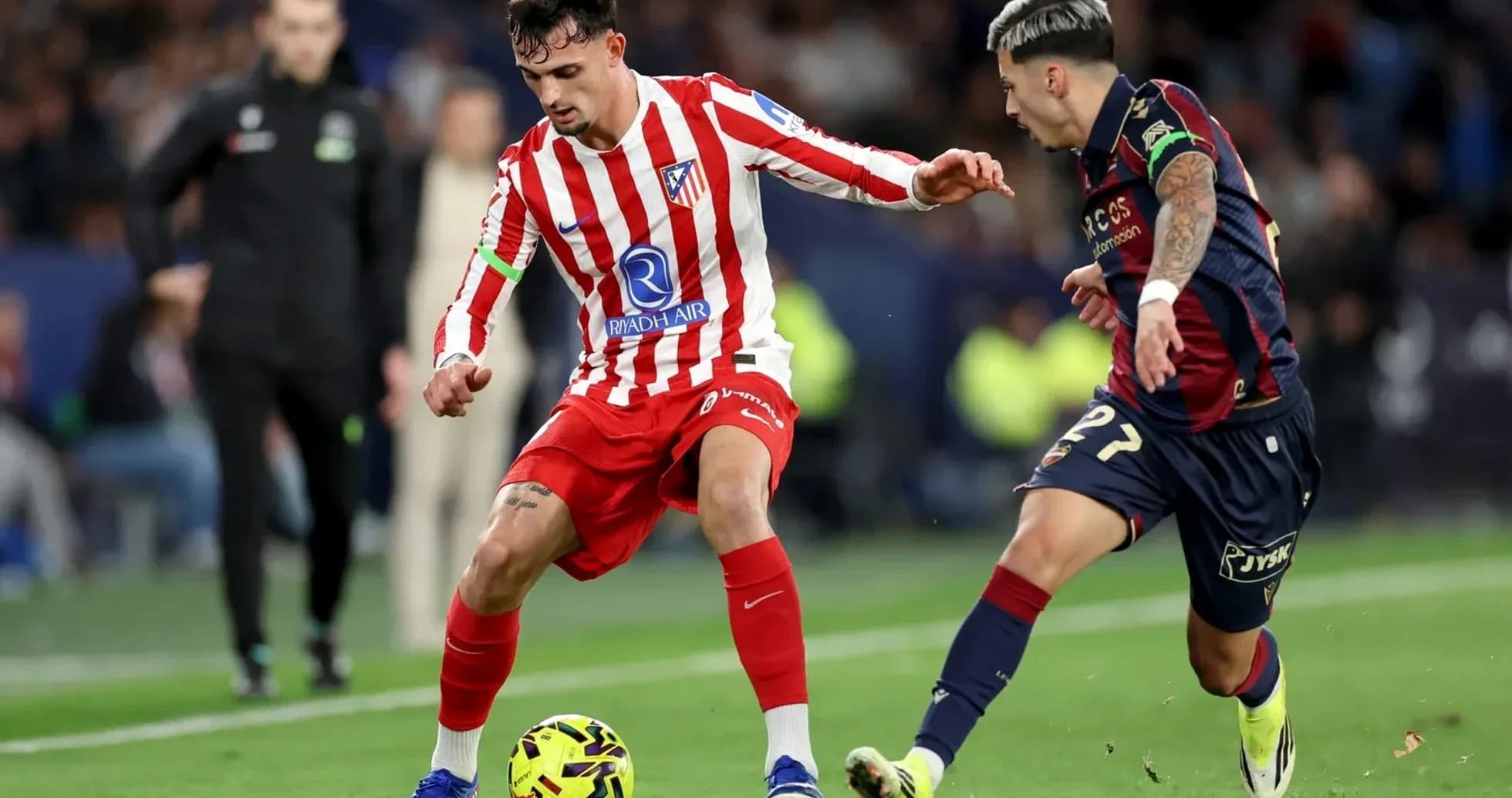 Jugadores de Levante y Atlético de Madrid en acción