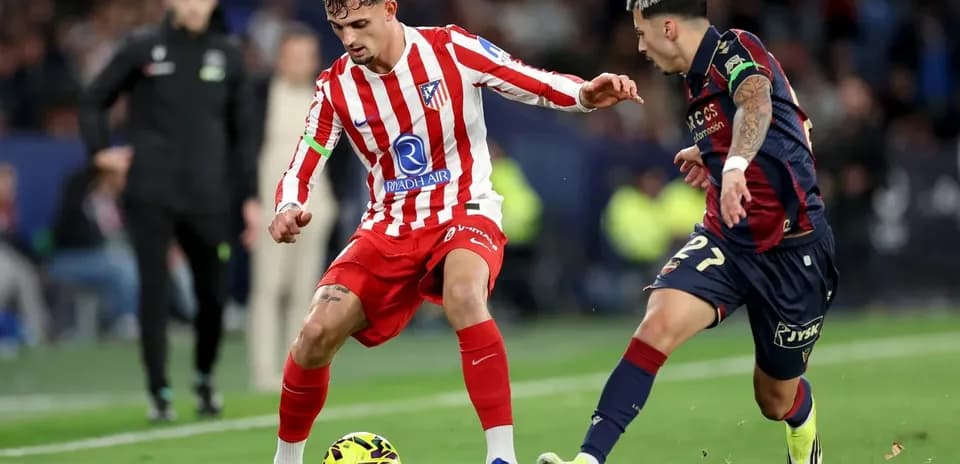 Jugadores de Levante y Atlético de Madrid en acción