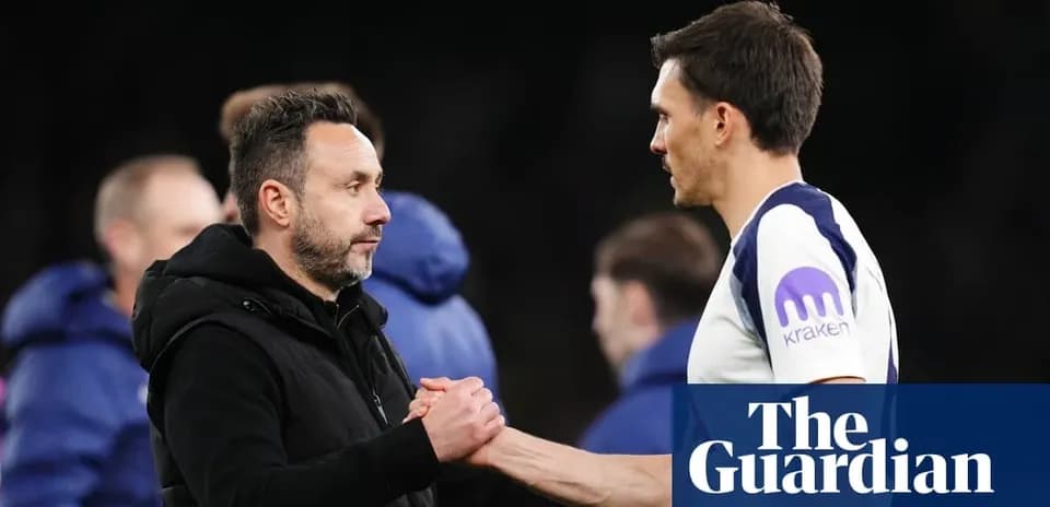 Entrenador y jugador estrechando manos tras partido