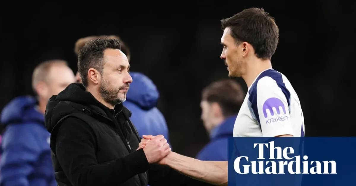 Entrenador y jugador estrechando manos tras partido