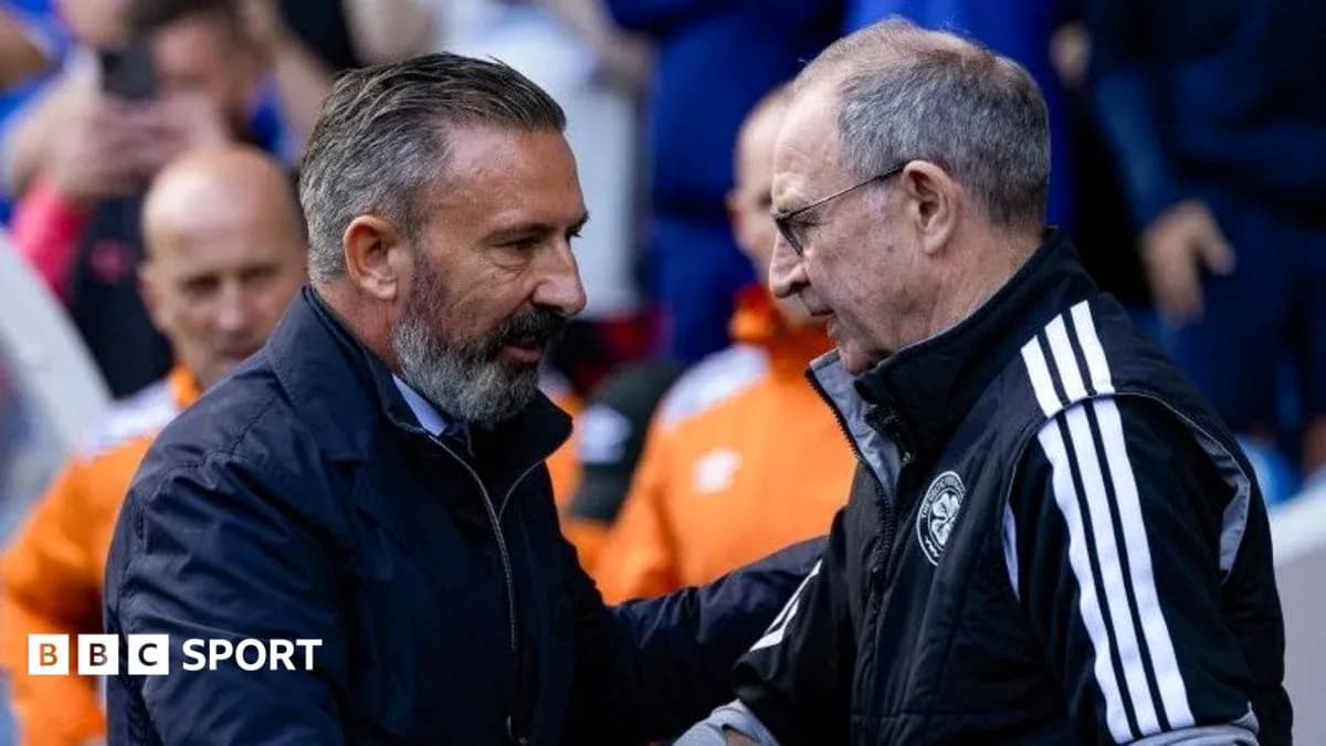 Entrenadores saludándose antes del partido