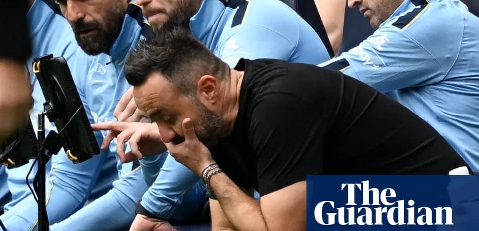 Entrenador preocupado sentado en el banquillo