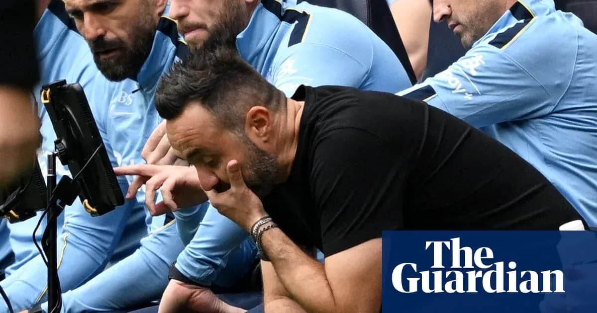 Entrenador preocupado sentado en el banquillo