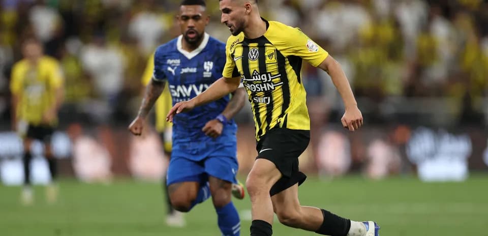 Jugador de Al Ittihad driblando a oponente de Al Hilal