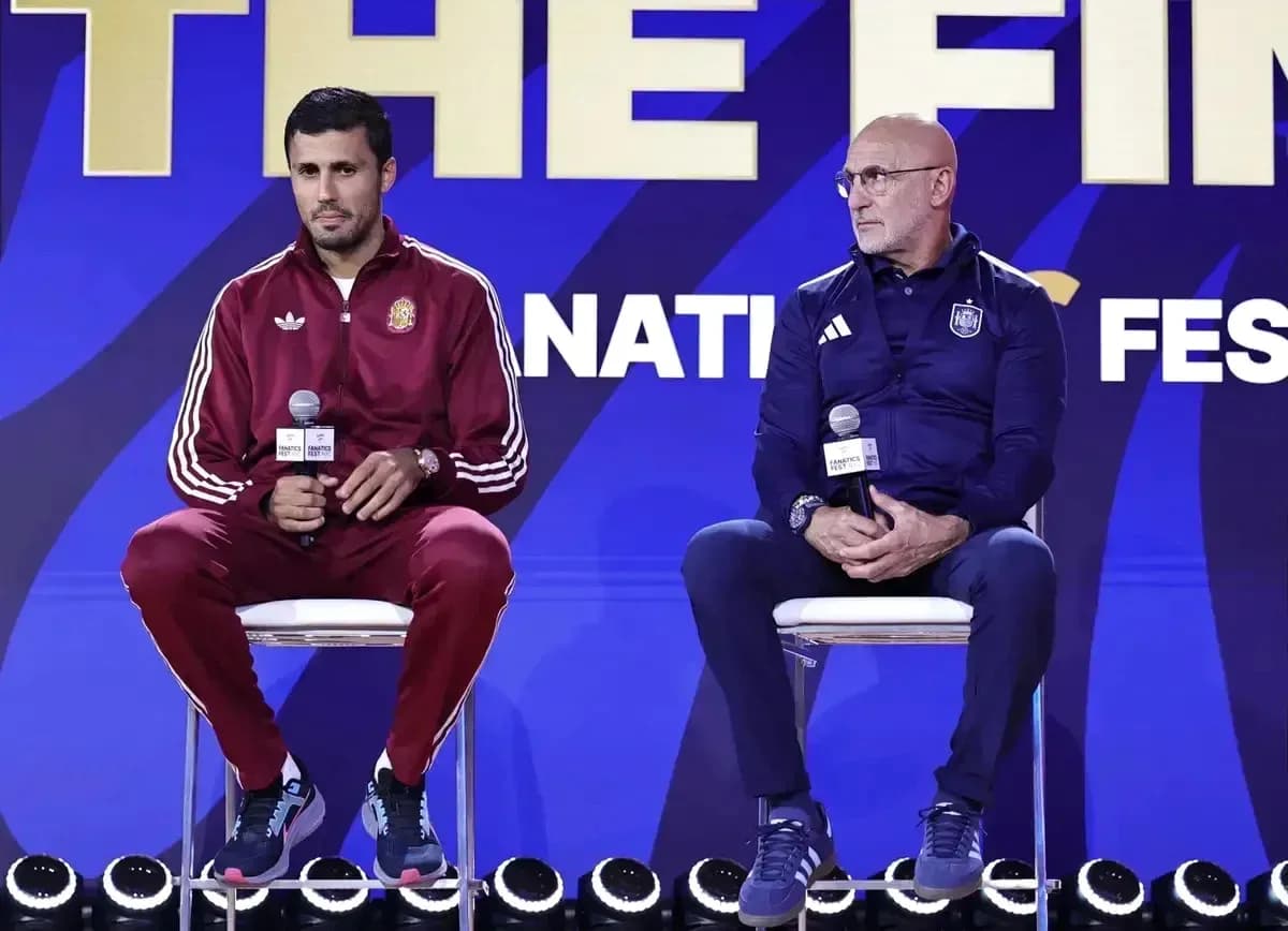 Entrenadores sentados en conferencia de prensa
