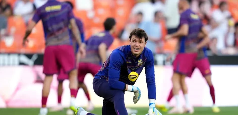 Portero de Barcelona entrenando antes del partido