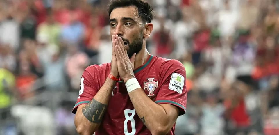 Jugador de Portugal con manos en el rostro durante partido