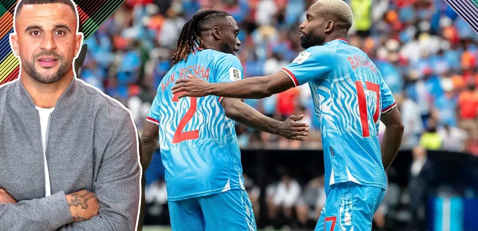 Dos jugadores celebrando en el campo de fútbol