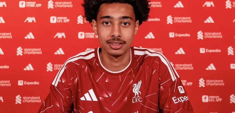 Jugador firmando contrato con Liverpool FC en conferencia