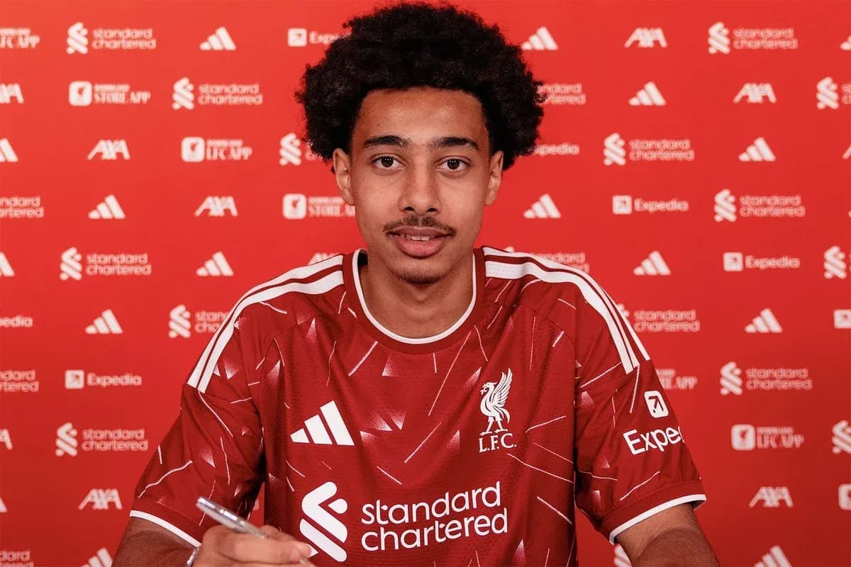 Jugador firmando contrato con Liverpool FC en conferencia
