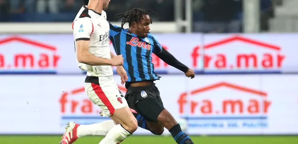 Jugador de Atalanta intenta driblar a defensor de AC Milan