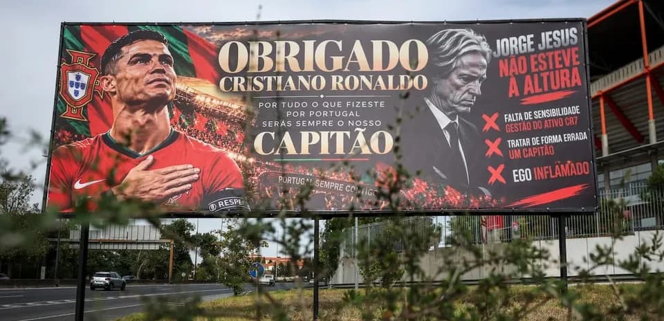 Cartel agradeciendo a Cristiano Ronaldo por su carrera