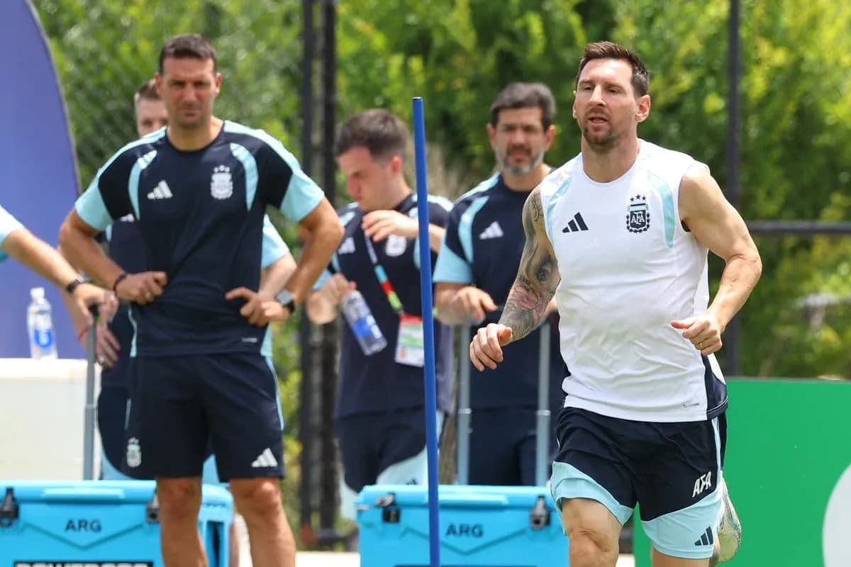 Lionel Messi corriendo durante sesión de entrenamiento