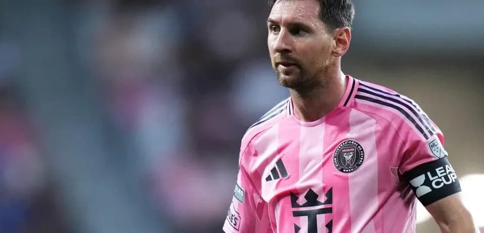 Lionel Messi en camiseta rosa durante un partido
