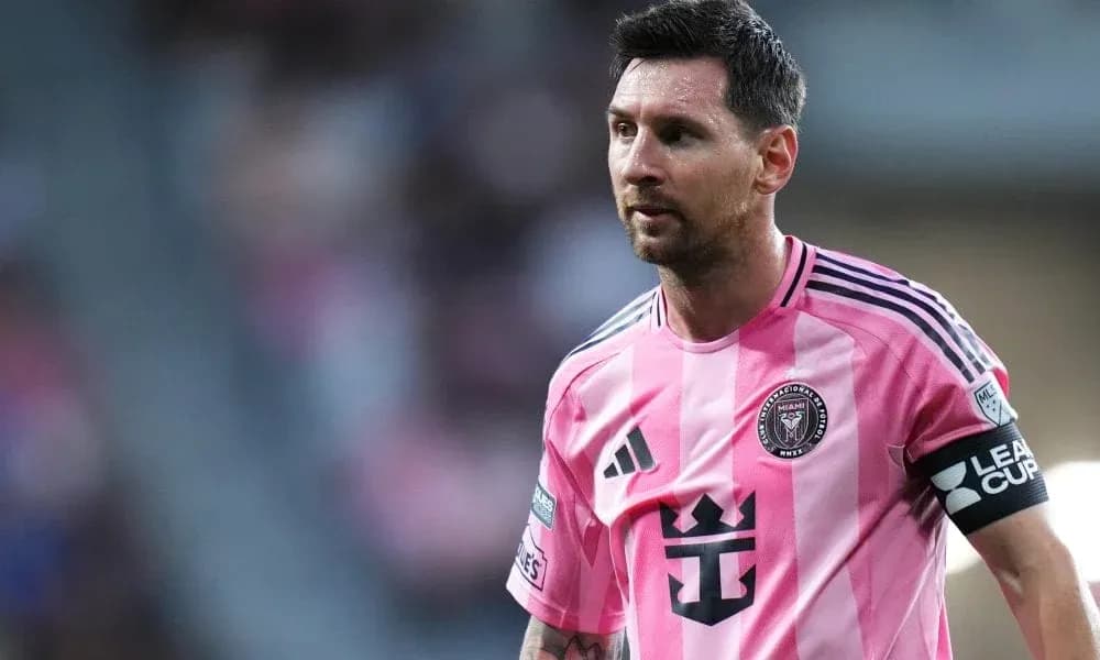 Lionel Messi en camiseta rosa durante un partido