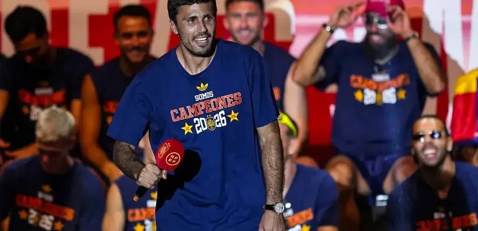 Jugador sosteniendo un micrófono en celebración