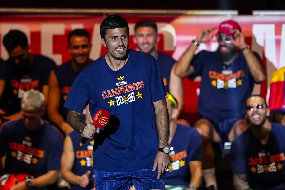 Jugador sosteniendo un micrófono en celebración