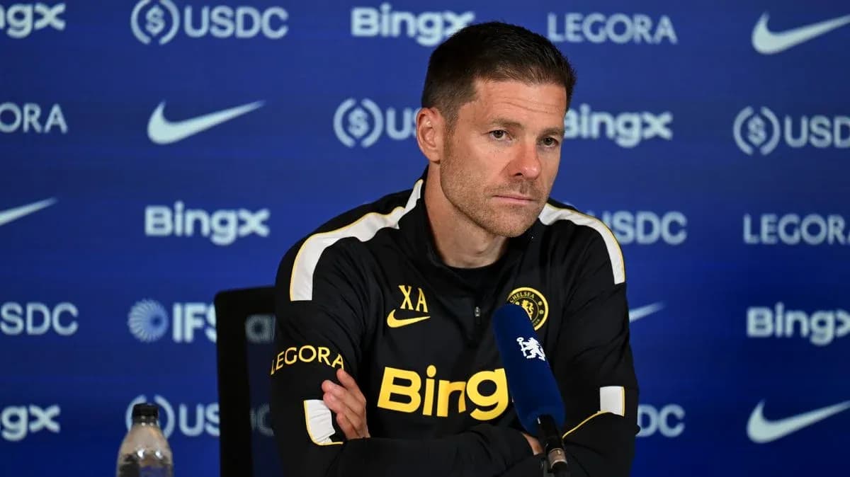 Entrenador en rueda de prensa con micrófono