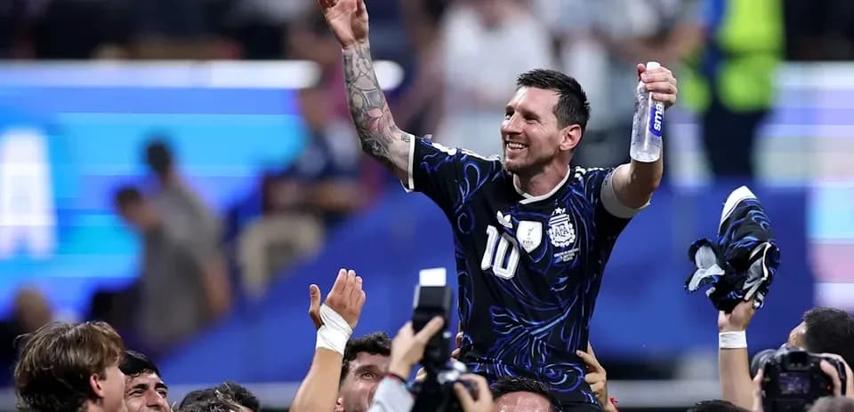Jugador levantado por compañeros tras victoria