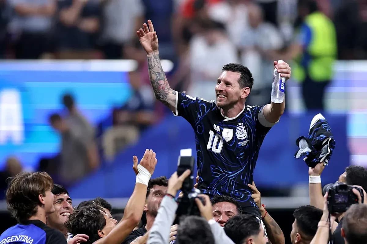 Jugador levantado por compañeros tras victoria