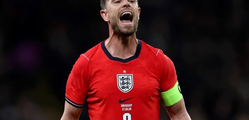 Jugador de Inglaterra celebrando en partido con camiseta roja