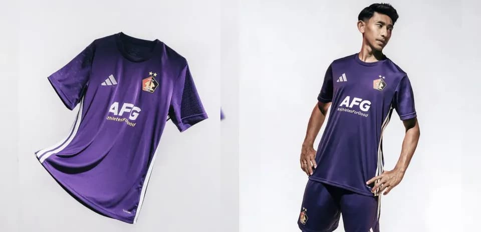 Jugador luciendo camiseta de fútbol morada de Adidas