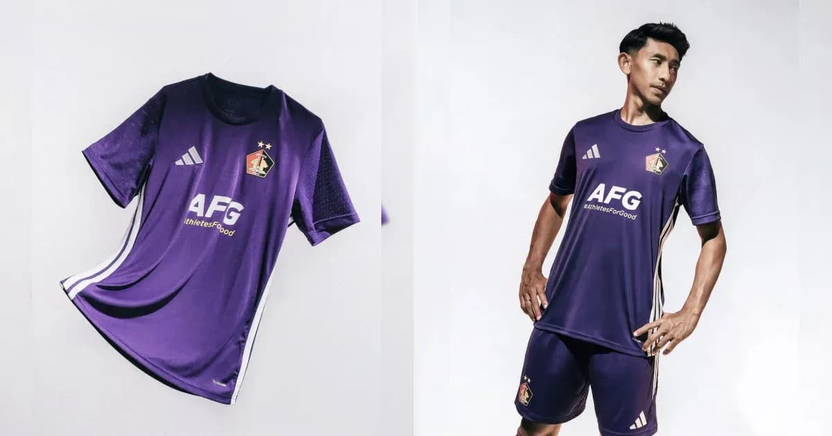 Jugador luciendo camiseta de fútbol morada de Adidas