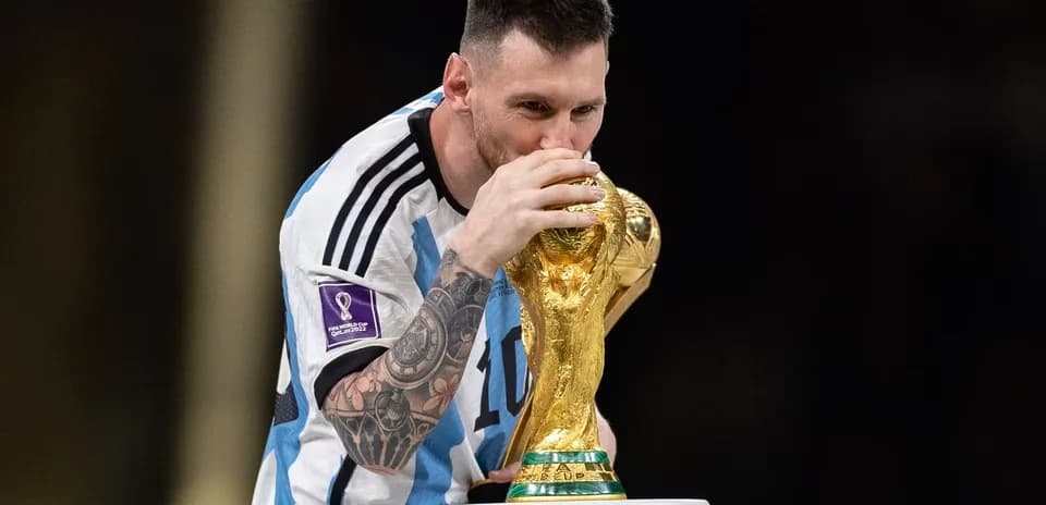 Jugador besando la Copa Mundial de la FIFA