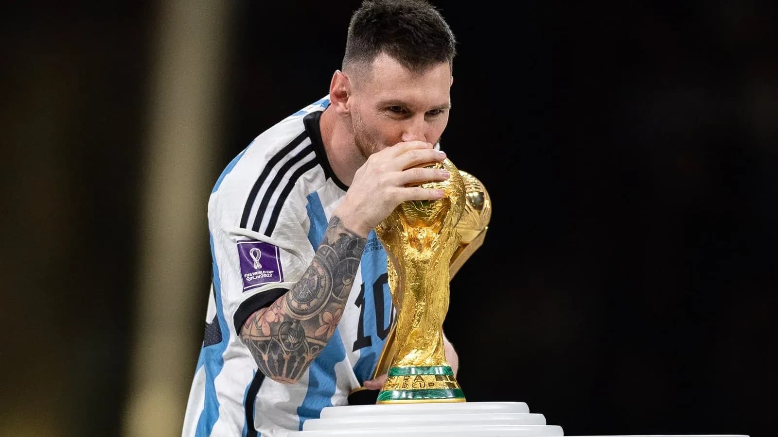 Jugador besando la Copa Mundial de la FIFA