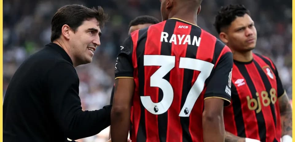 Entrenador hablando con jugadores de Bournemouth en partido