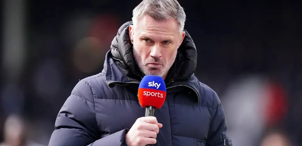 Presentador de Sky Sports hablando con micrófono