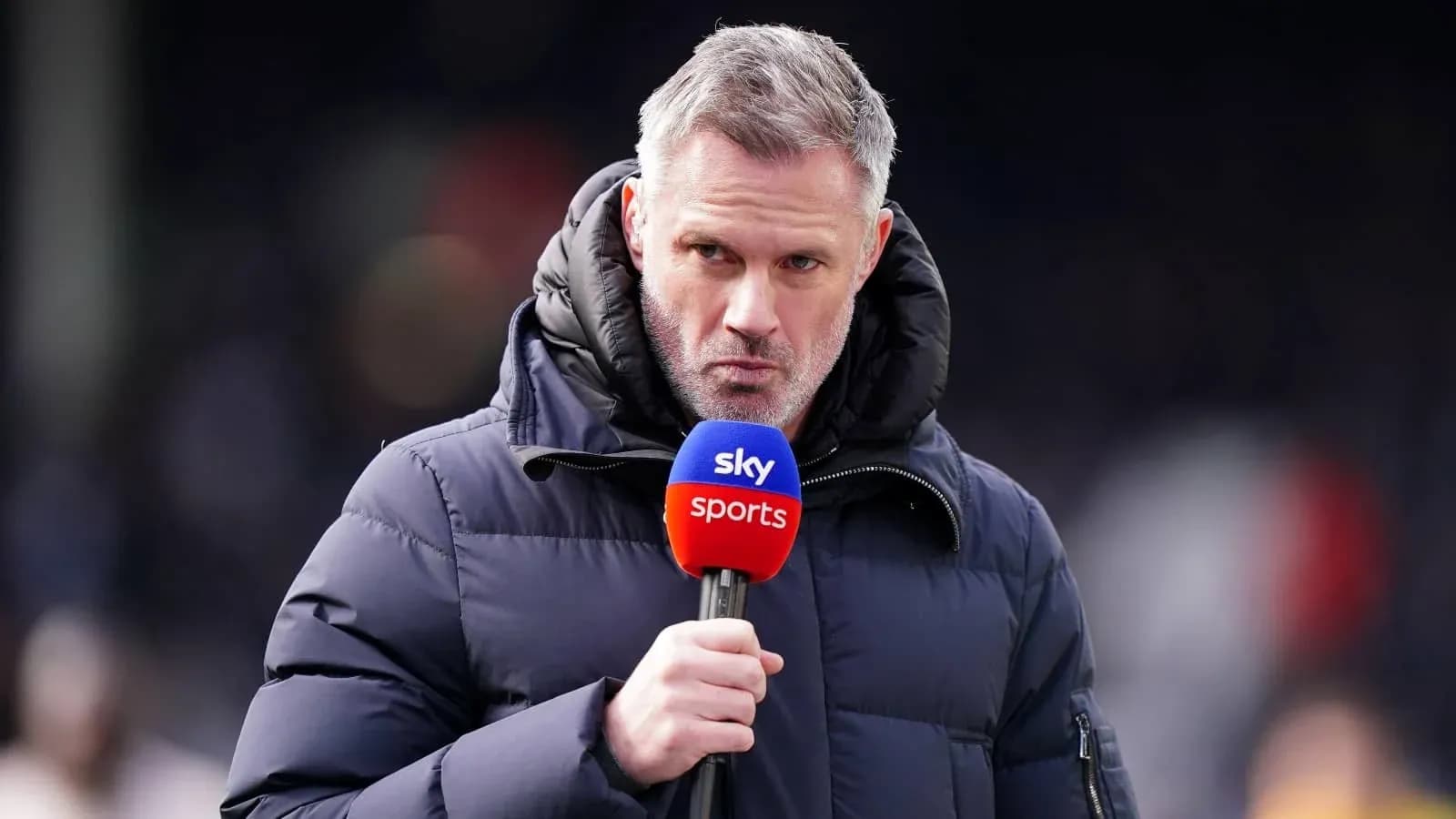 Presentador de Sky Sports hablando con micrófono
