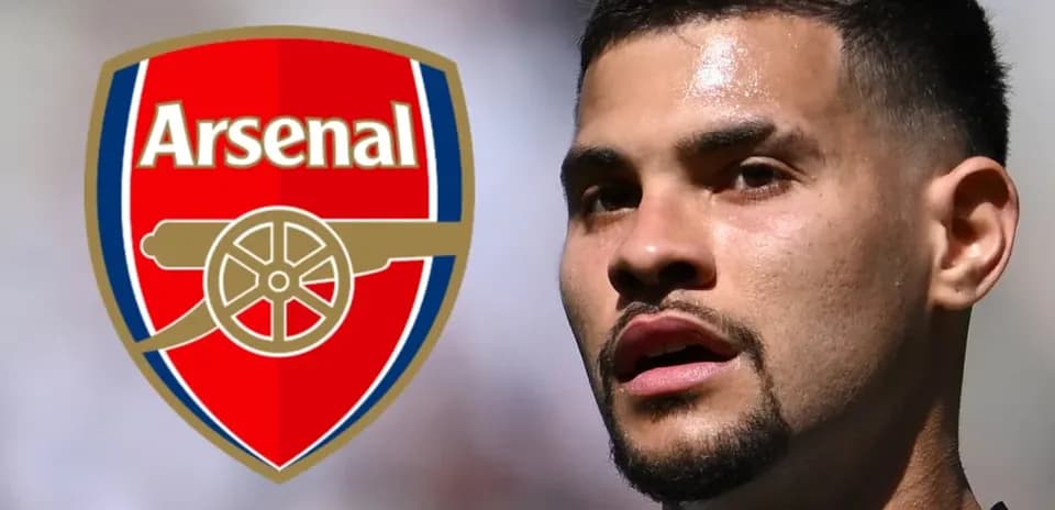 Jugador de fútbol con logo de Arsenal de fondo