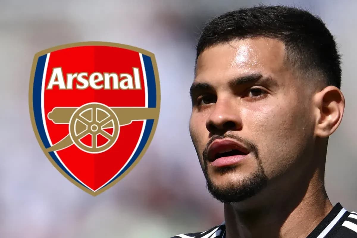 Jugador de fútbol con logo de Arsenal de fondo