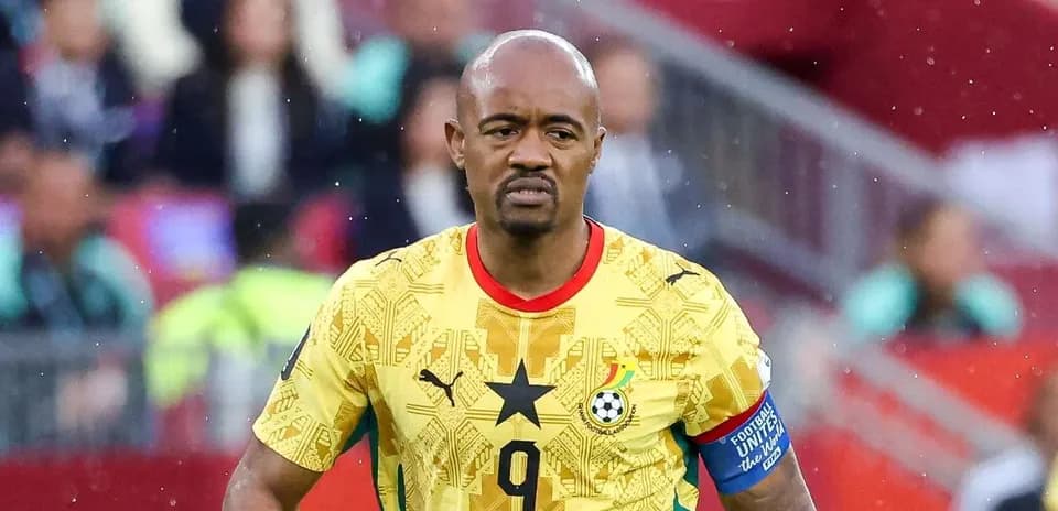 Jugador de Ghana en partido con camiseta amarilla