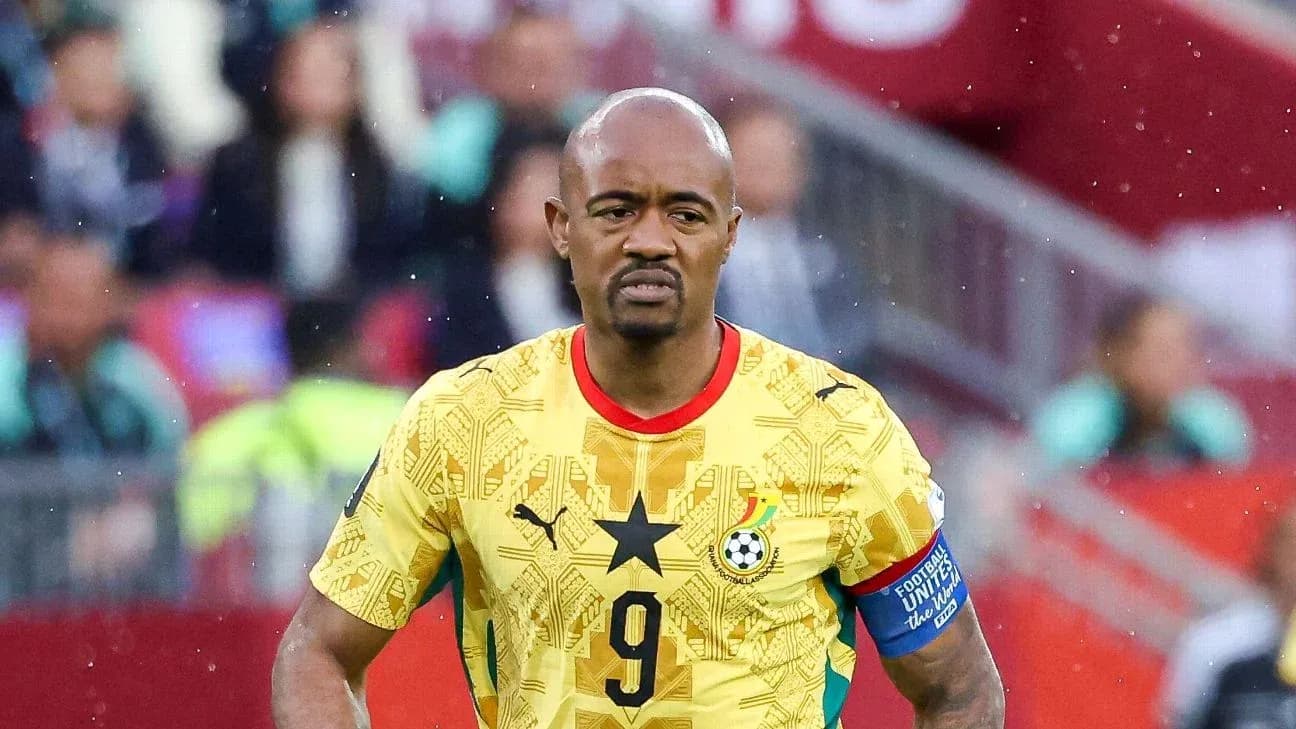 Jugador de Ghana en partido con camiseta amarilla