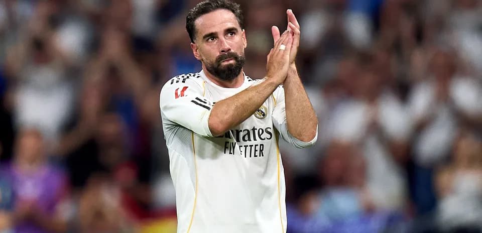 Jugador aplaudiendo en el estadio durante partido