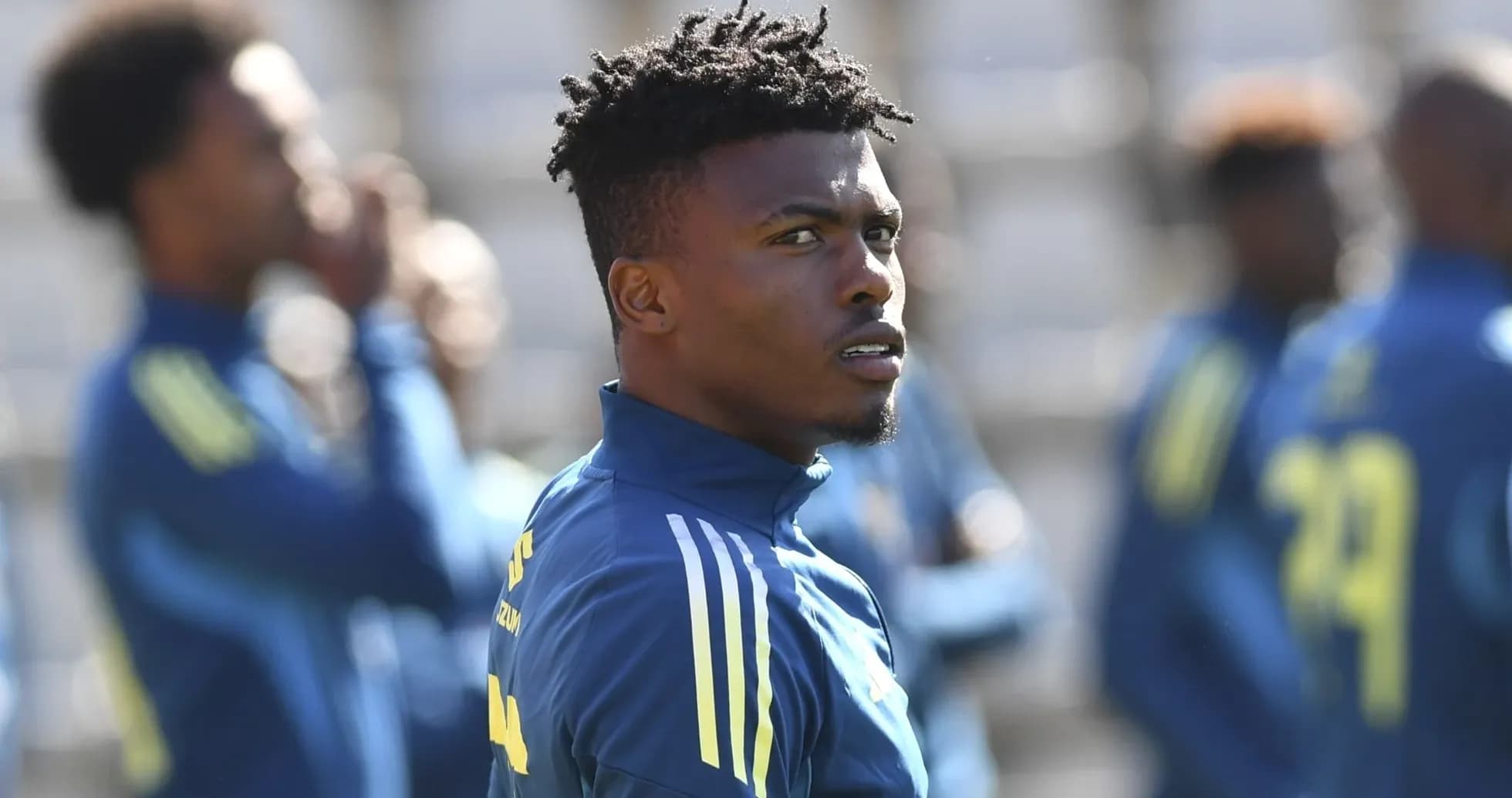 Jugador en entrenamiento con equipo de fútbol