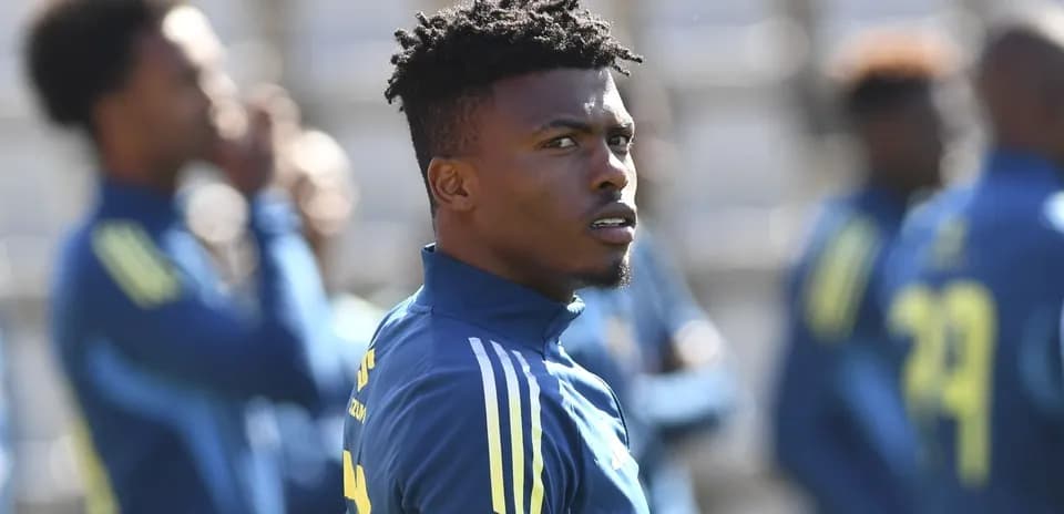Jugador en entrenamiento con equipo de fútbol