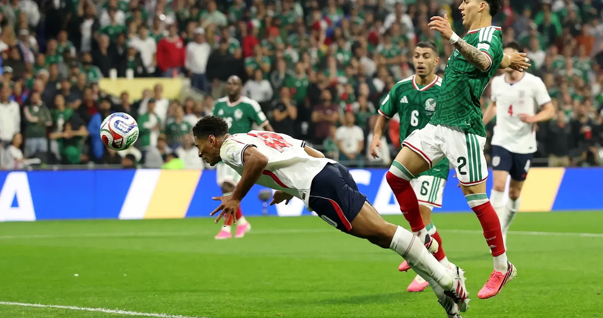 Jugador inglés lanzándose para alcanzar el balón