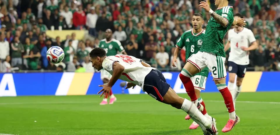 Jugador inglés lanzándose para alcanzar el balón